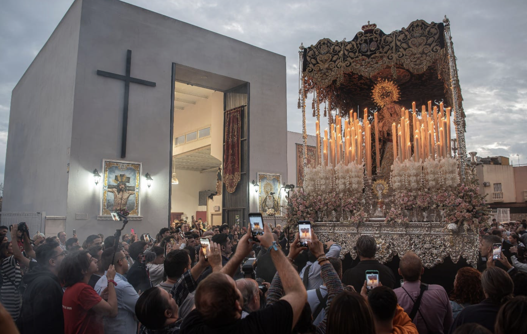 Los dos últimos traslados. El gran ambiente que se vivió en el de la Virgen del Amparo, la pasada semana. 