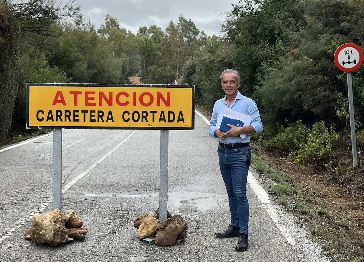 El senador socialista, Alfonso Moscoso, en una carretera de la sierra cortada al tráfico. 