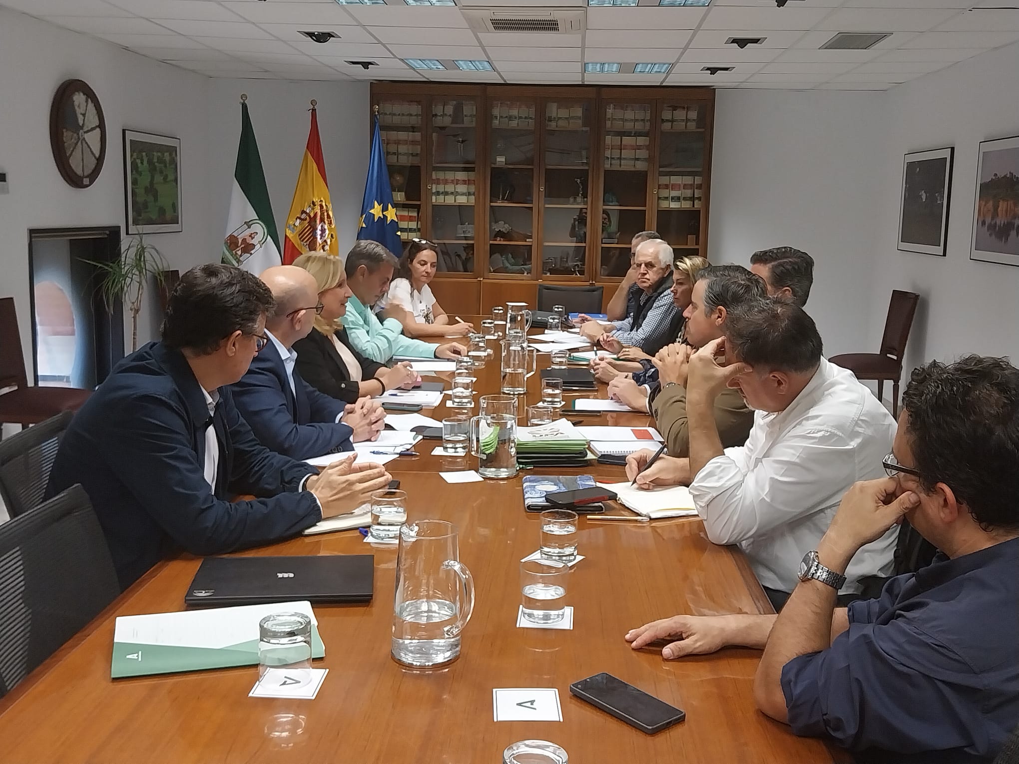 Siete millones de euros por la sequía. Reunión de la Junta con la Mesa de Interlocución Agraria.