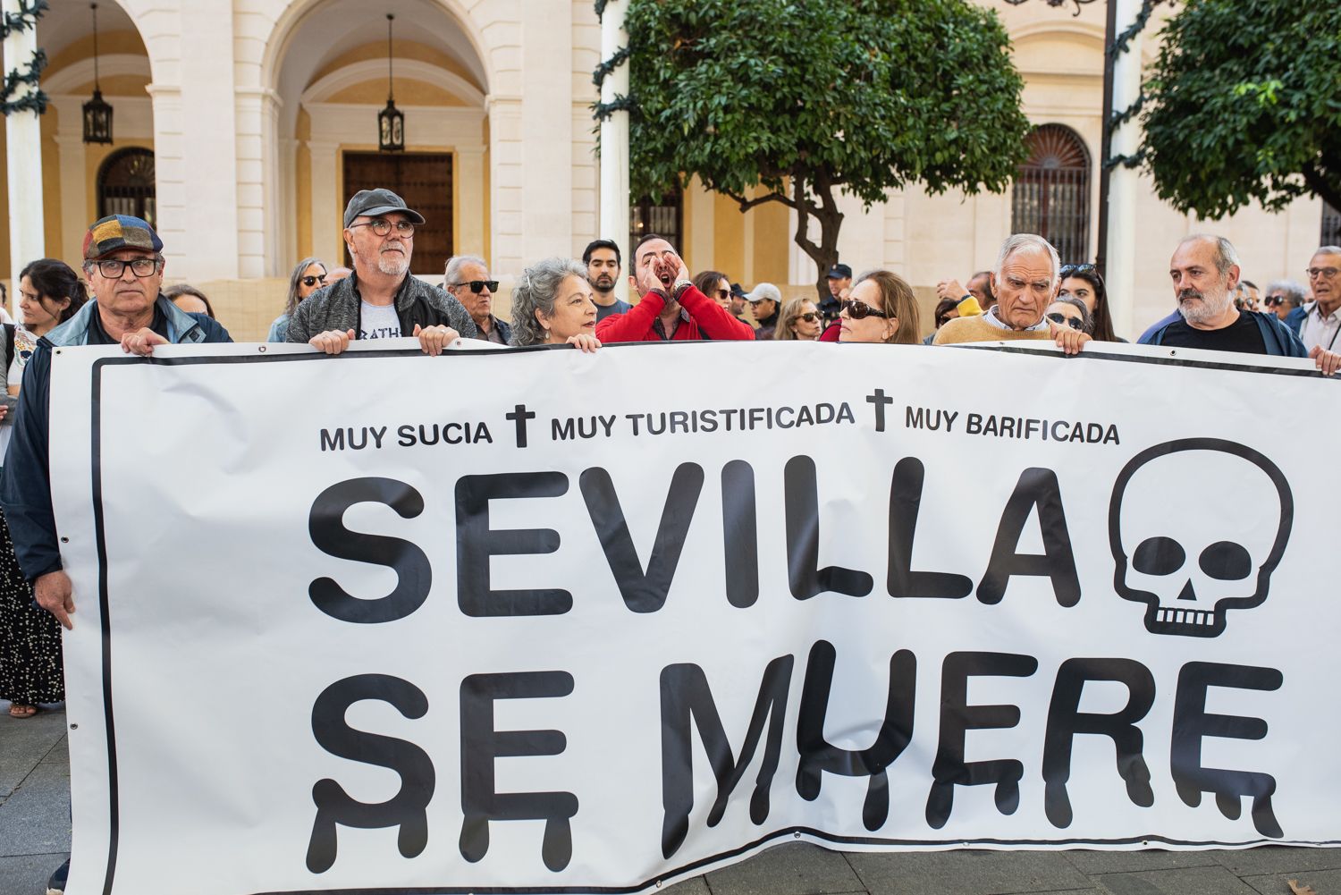 Concentración a las puertas del Ayuntamiento para limitar los pisos turísticos.