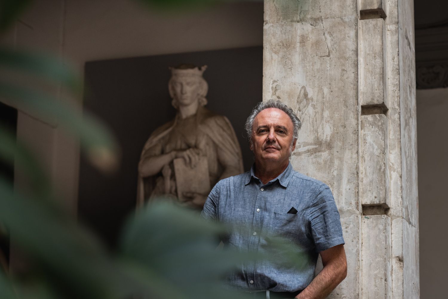 Emilio González Ferrín posa para lavozdelsur.es en la Universidad de Sevilla con la estatua de Alfonso X El Sabio al fondo.