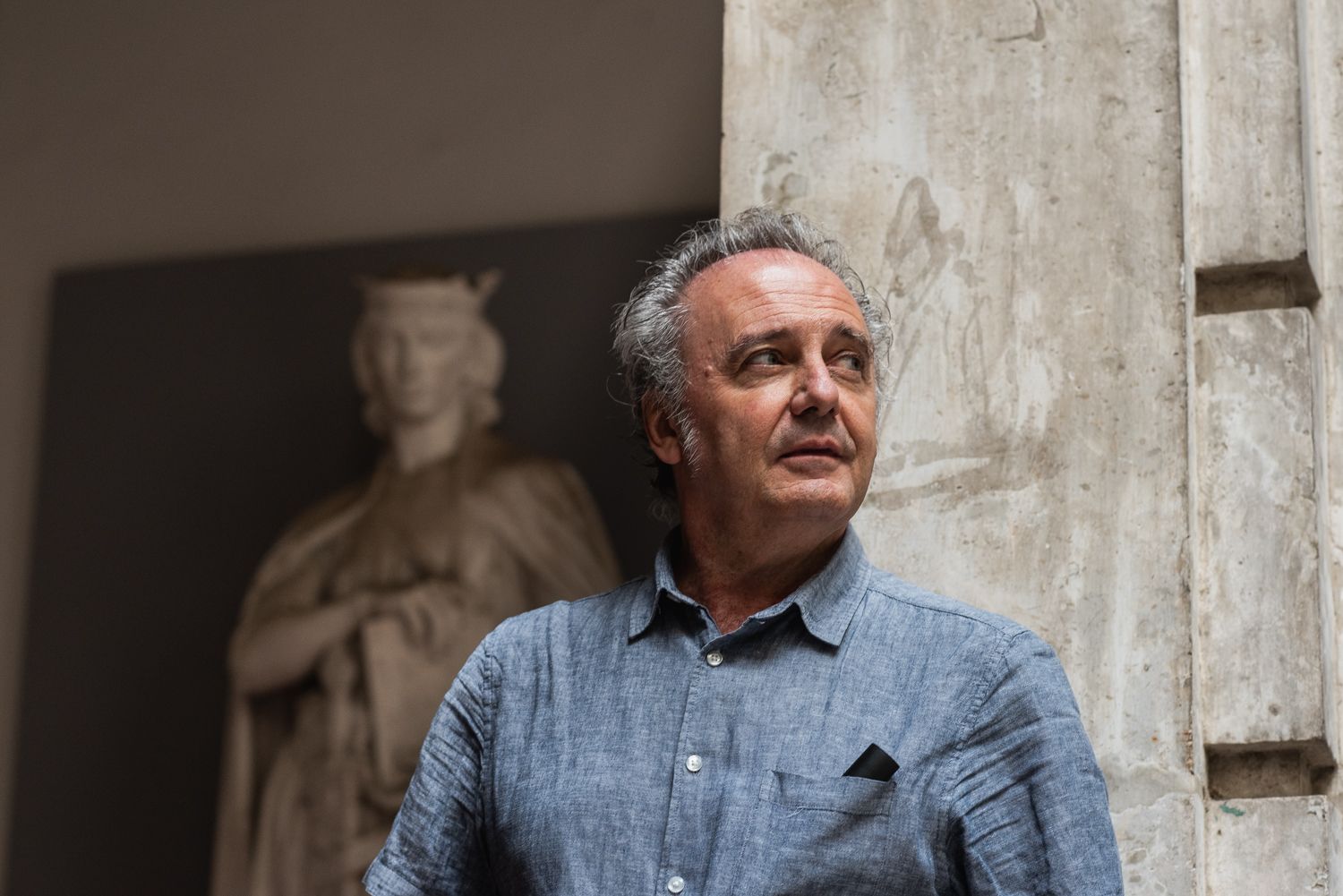 Emilio González Ferrín con la estatua de Alfonso X a su espalda.