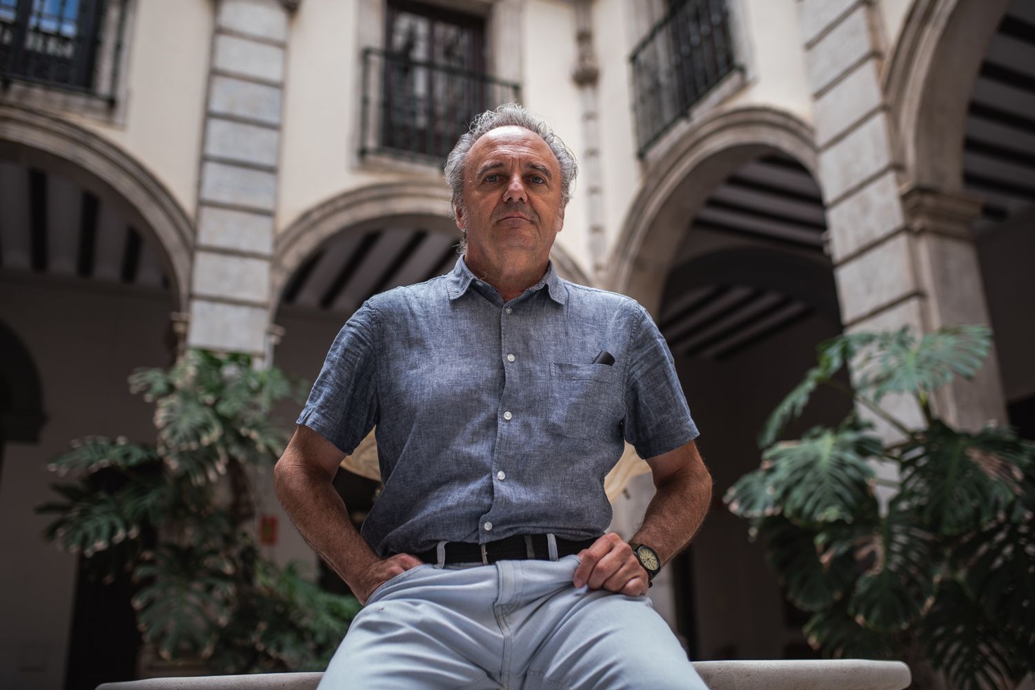 Emilio González Ferrín en uno de los patios de la Universidad de Sevilla.