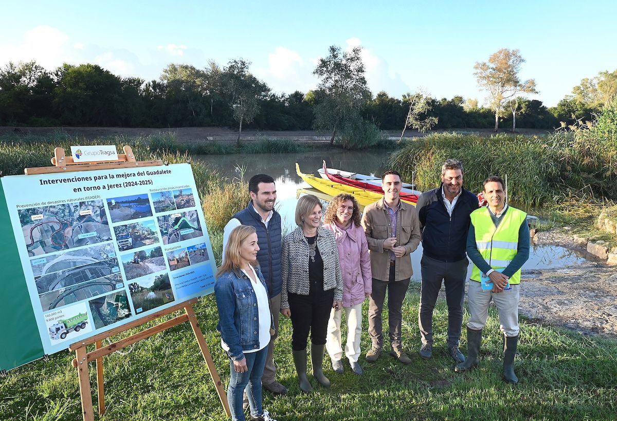 La alcaldesa, con miembros del gobierno local, y el delegado territorial de Agricultura, en el río Guadalete.