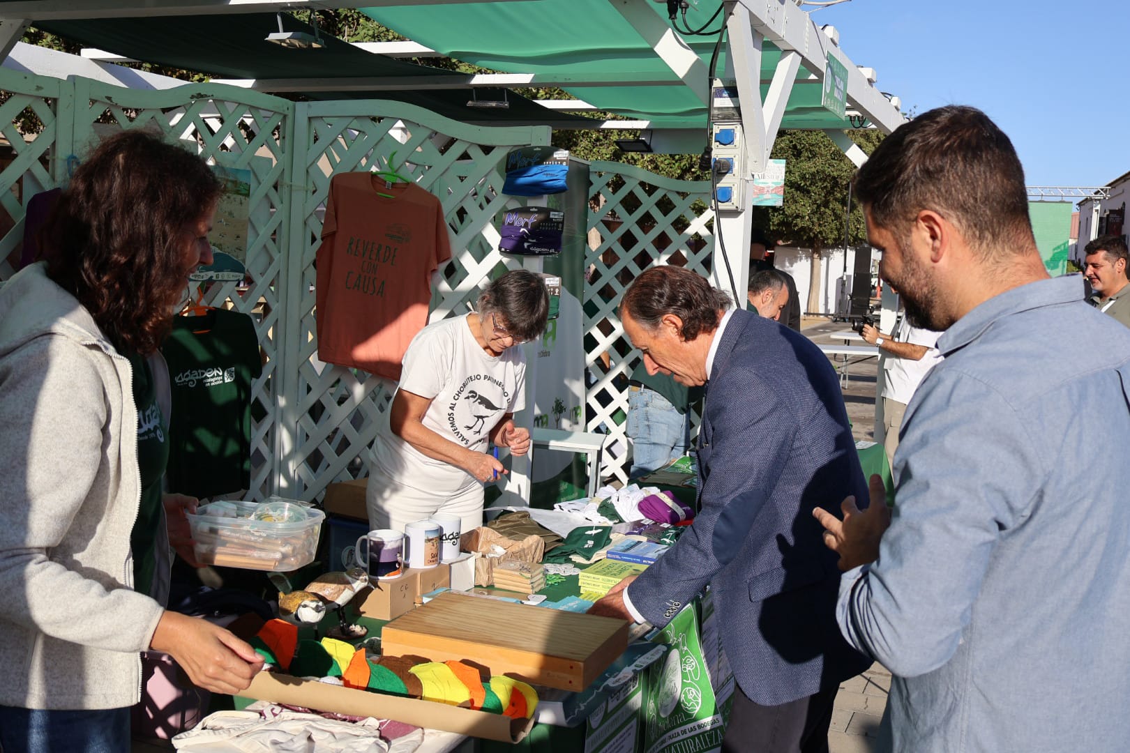 El alcalde visitando la Feria de Iniciativas Verdes.