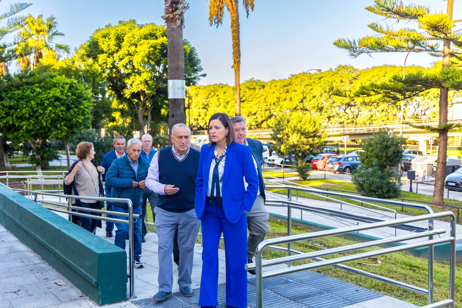 Visita de la alcaldesa, Patricia Cavada, a la barriada Andalucía en San Fernando.