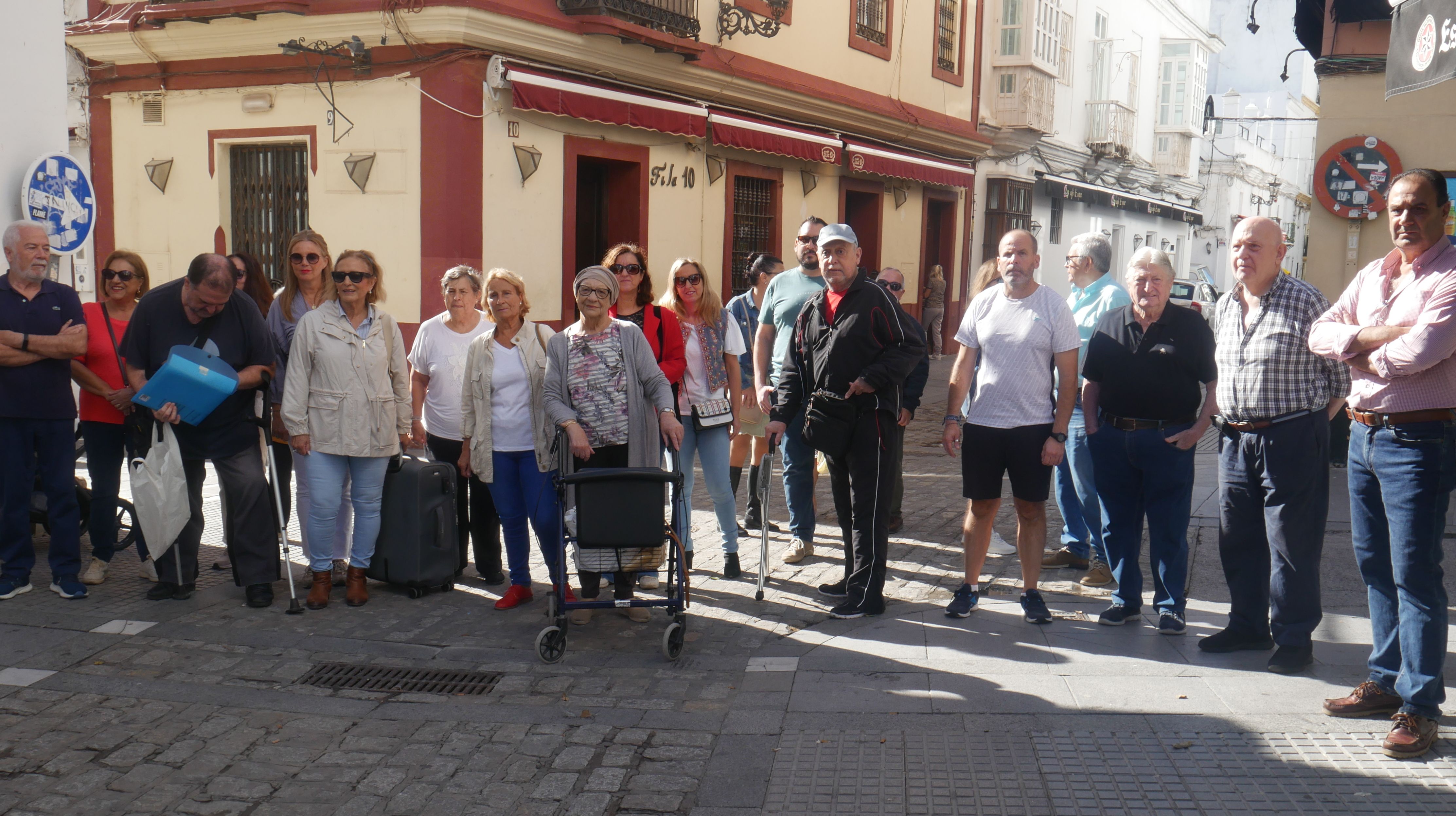 La Plataforma por la Calle Las Cortes reivindica el derecho al descanso de los vecinos.