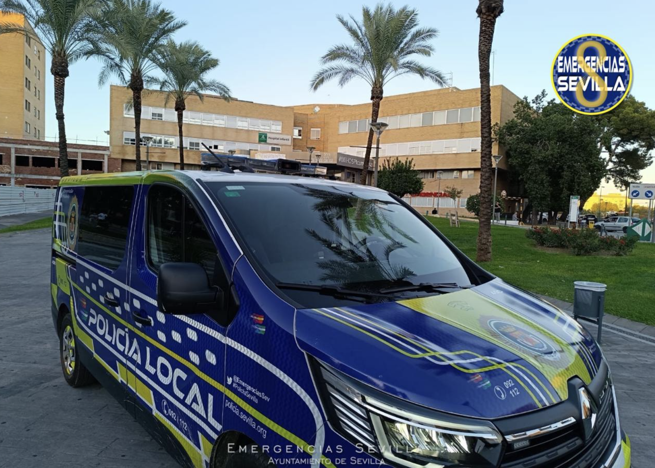 Vehículo de la Policía Nacional, con el hospital Virgen del Rocío de fondo.