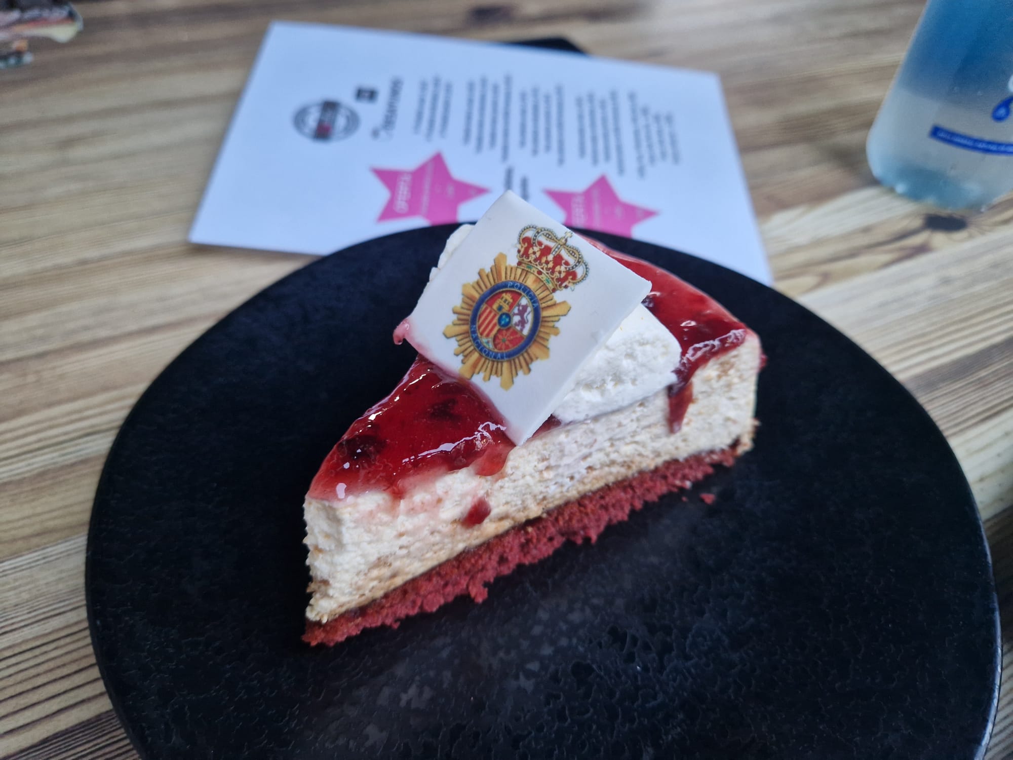 Un trozo de una de las tartas dedicadas a la Policía Nacional. 