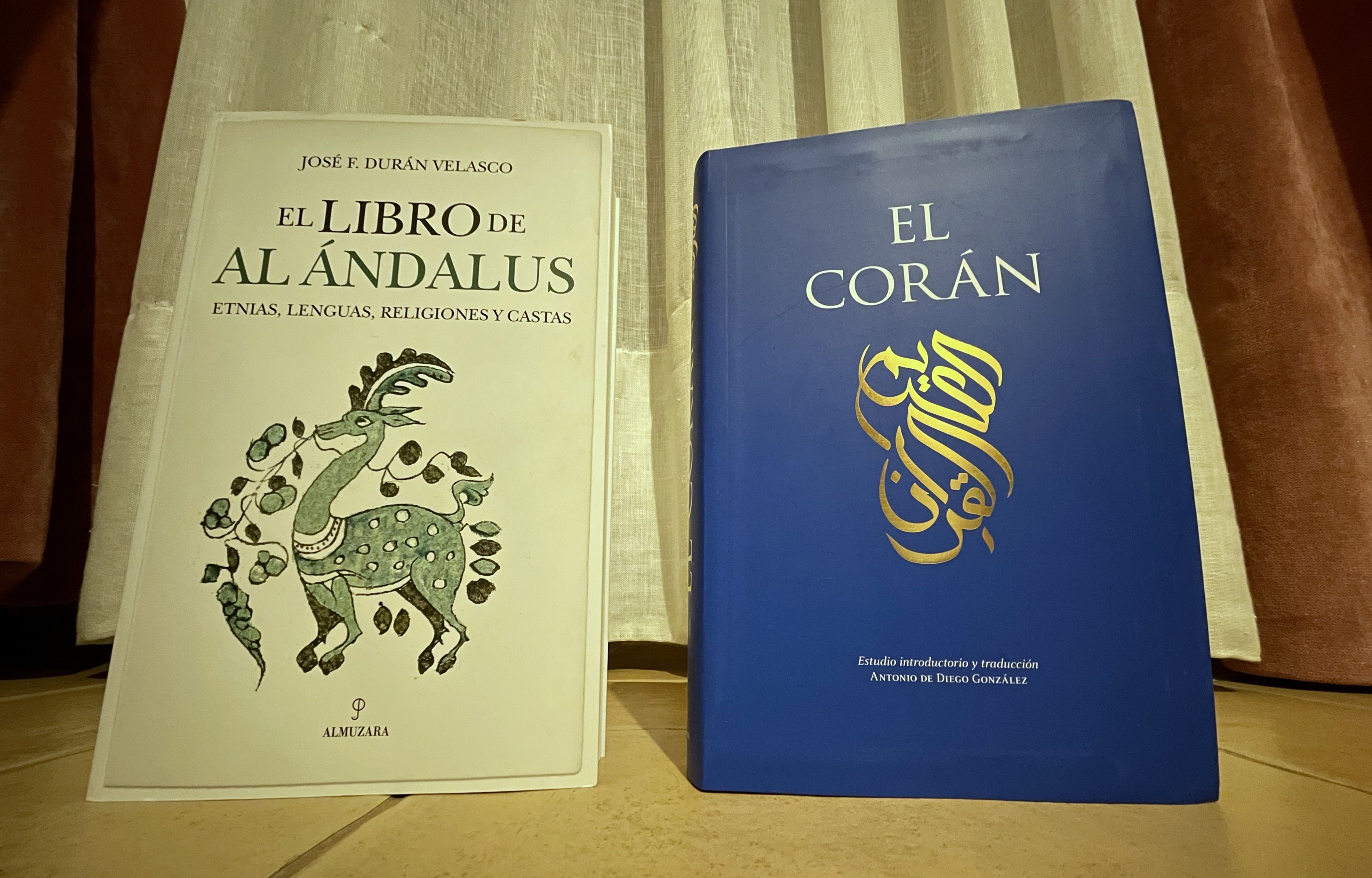 El Corán y el libro de Al-Andalus.