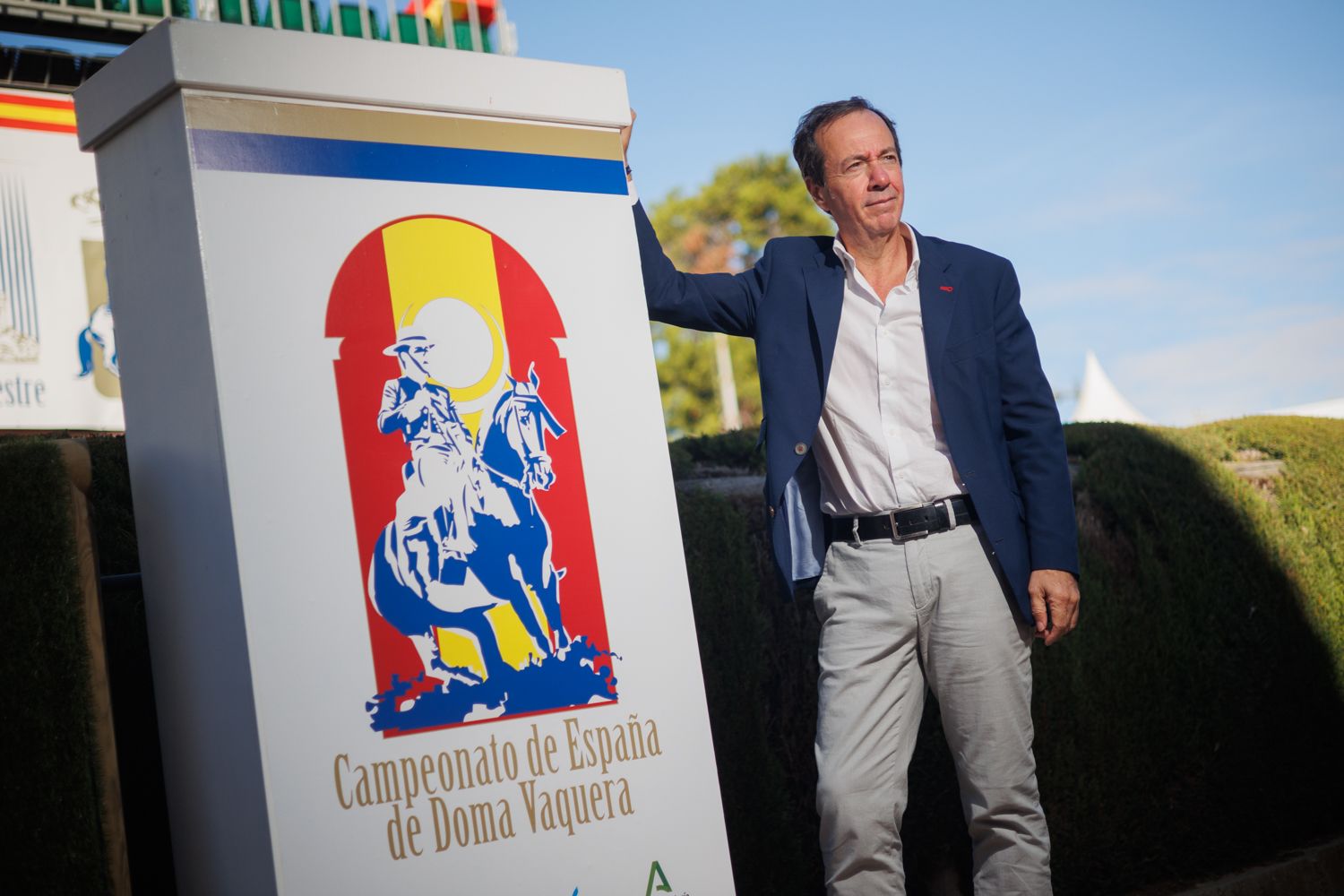 Rafael Oliva, director de la Real Escuela, posa para lavozdelsur.es con el cartel del Campeonato de España de Doma Vaquera.