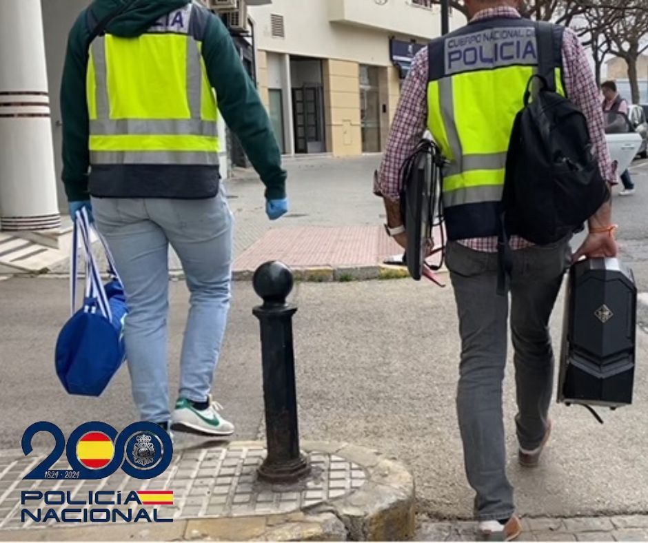 La Policía se lleva las pertenencias de los estafadores.