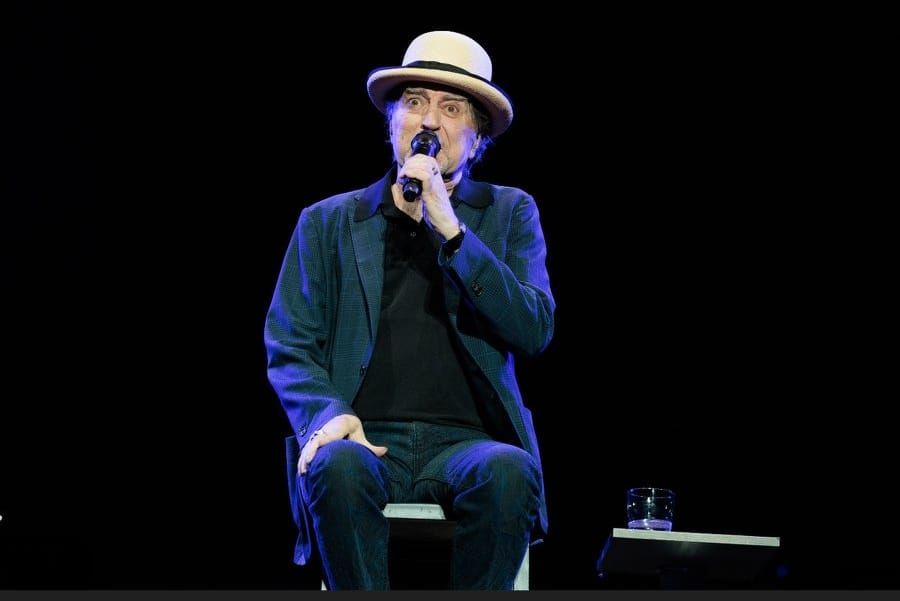 El artista Joaquín Sabina, en un concierto durante una gira.