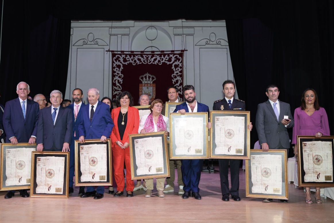 La alcaldesa junto a los homenajeados en el Día de Sanlúcar.