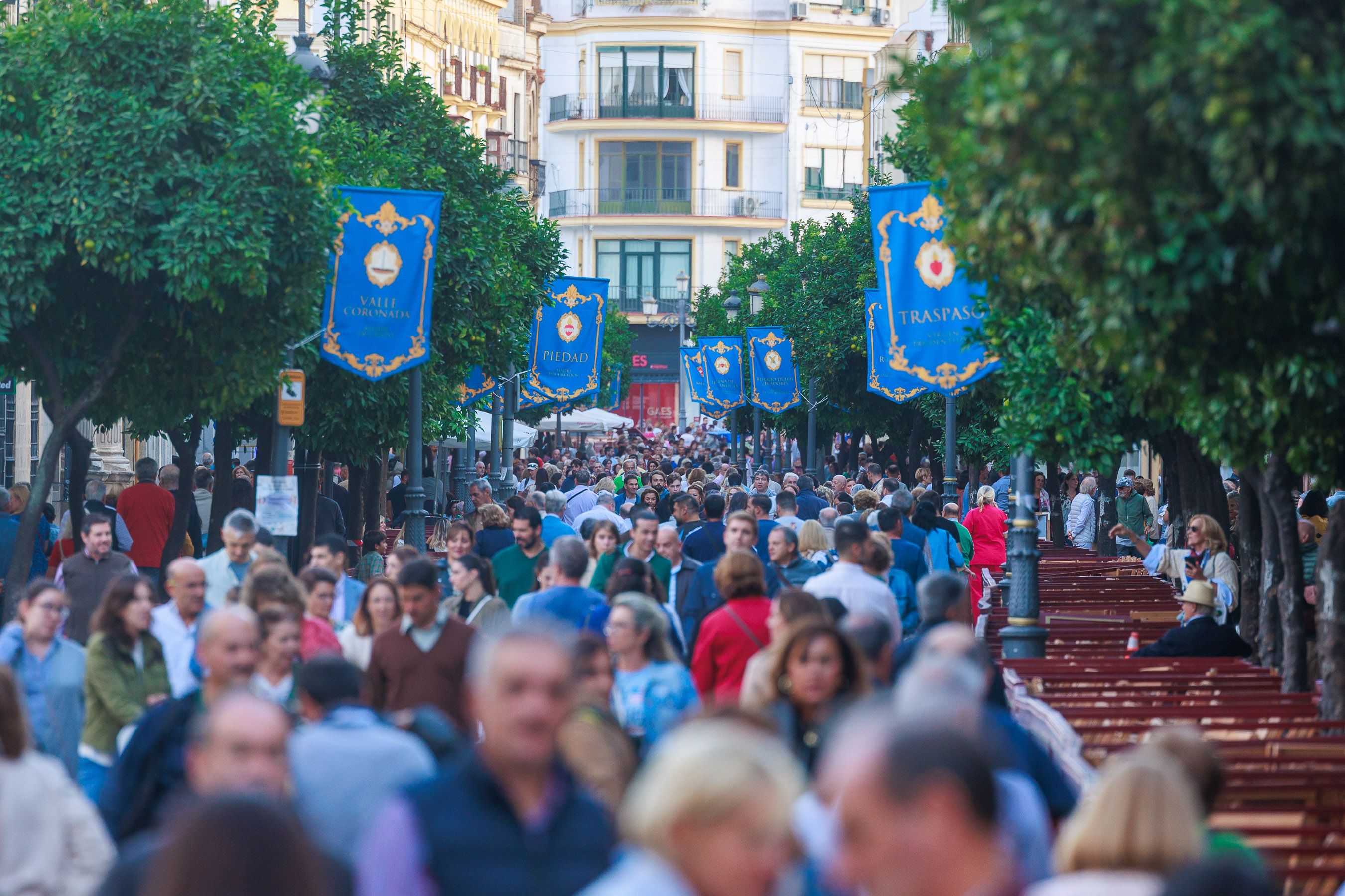 La Carrera Oficial dispone aún de unas 2.000 sillas. La calle Larga con gran animación en la tarde el viernes. 