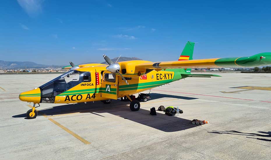 Esta avioneta del Infoca ha sobrevolado la zona sin éxito.