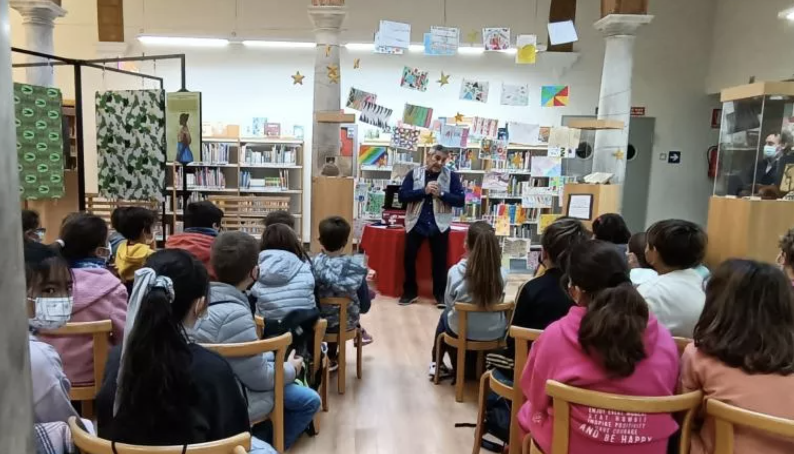 Un acto infantil en una biblioteca de Cádiz en una fotografía de Onda Cádiz TV.