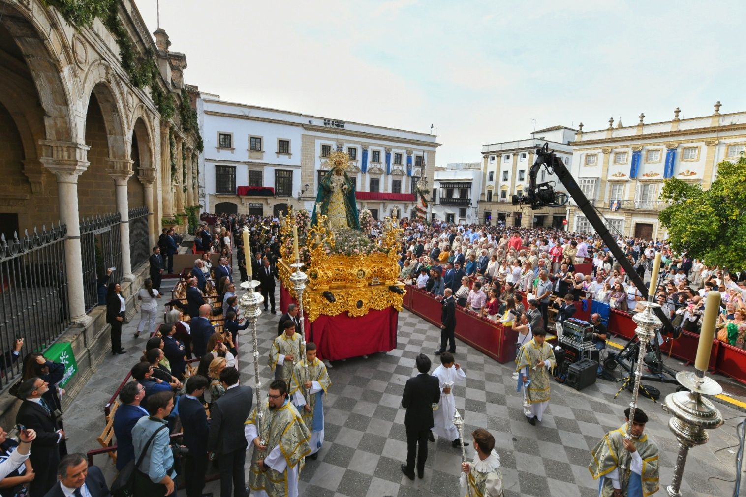 La Virgen de la Luz en la abarrotada plaza de la Asunción abriendo la Magna.