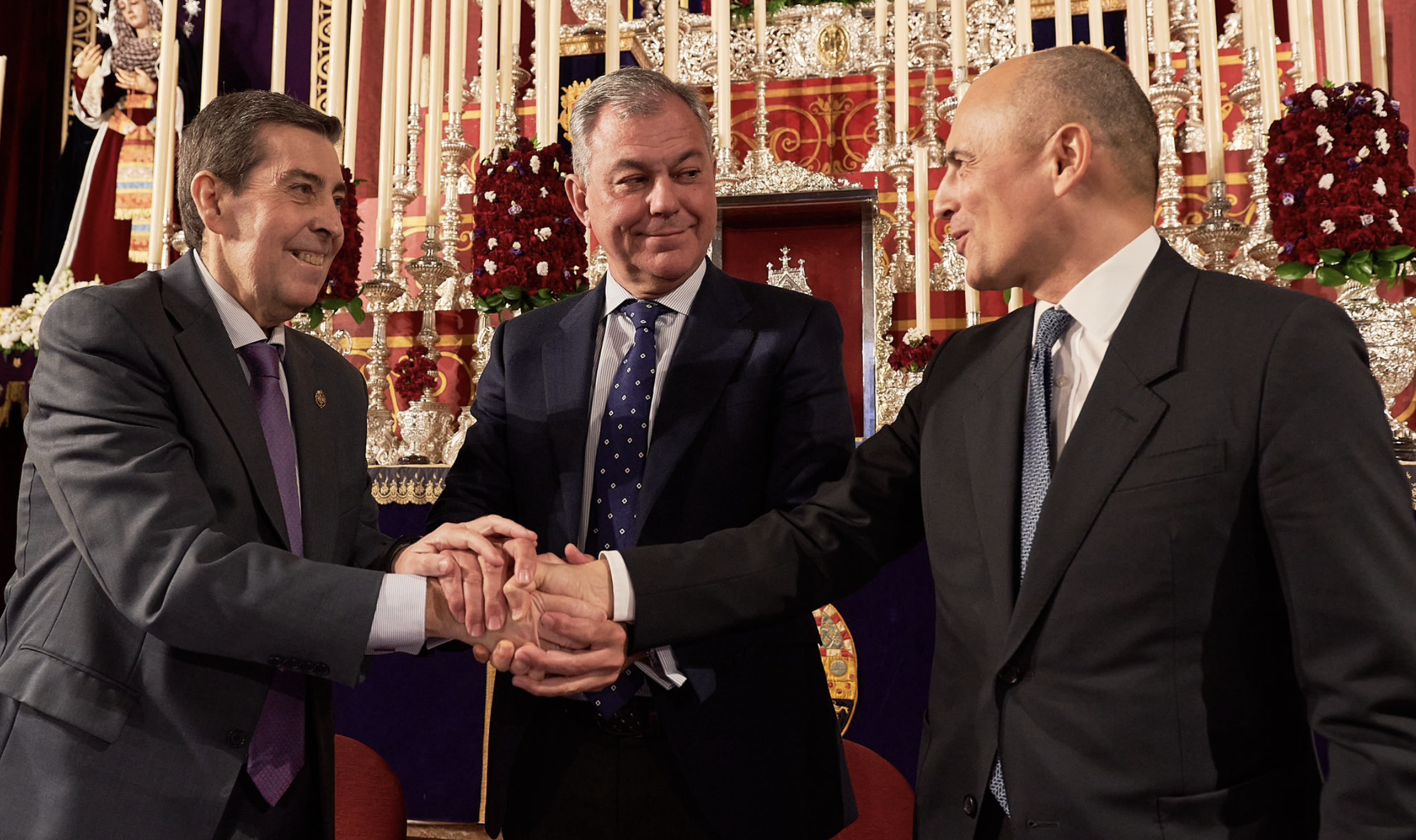 El hermano mayor de Las Cigarreras, a la izquierda, con el alcalde de Sevilla José Luis Sanz, hace unos meses.