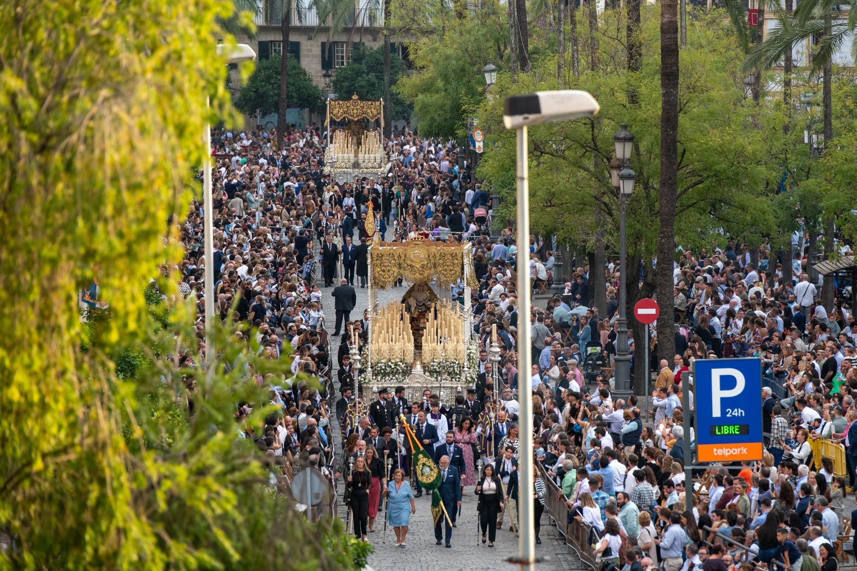 La Magna de Jerez en una imagen en Cristina con la sucesión de pasos y abarrotada de público. 