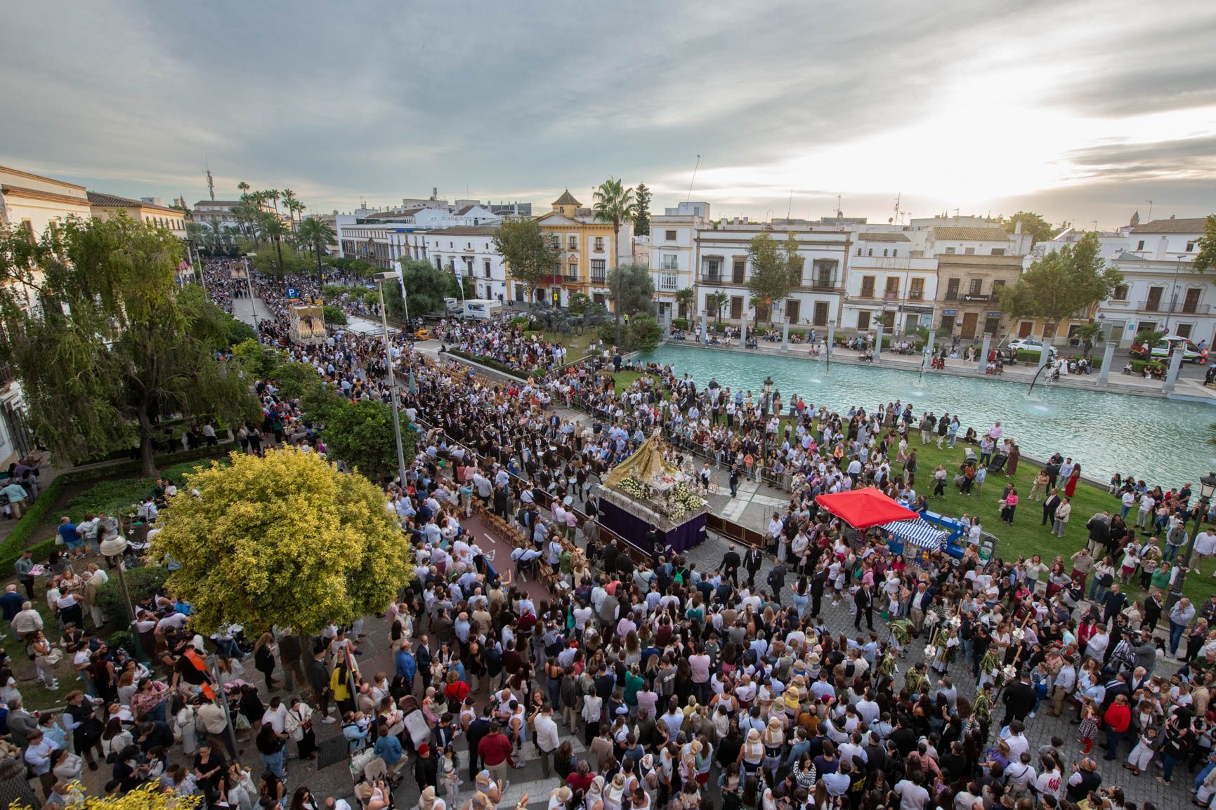 Mucho público, viendo pasos de la Magna por el Mamelón. 