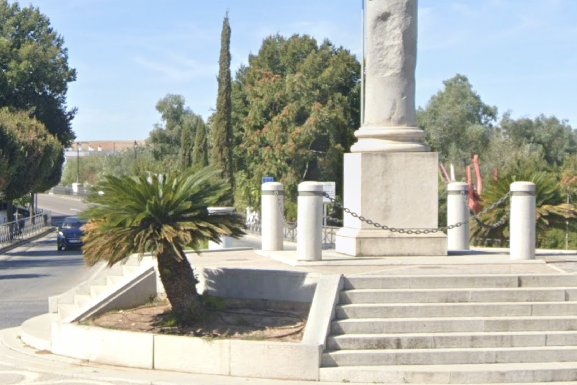 La glorieta a la entrada de Écija donde volcó el camión de aceitunas.