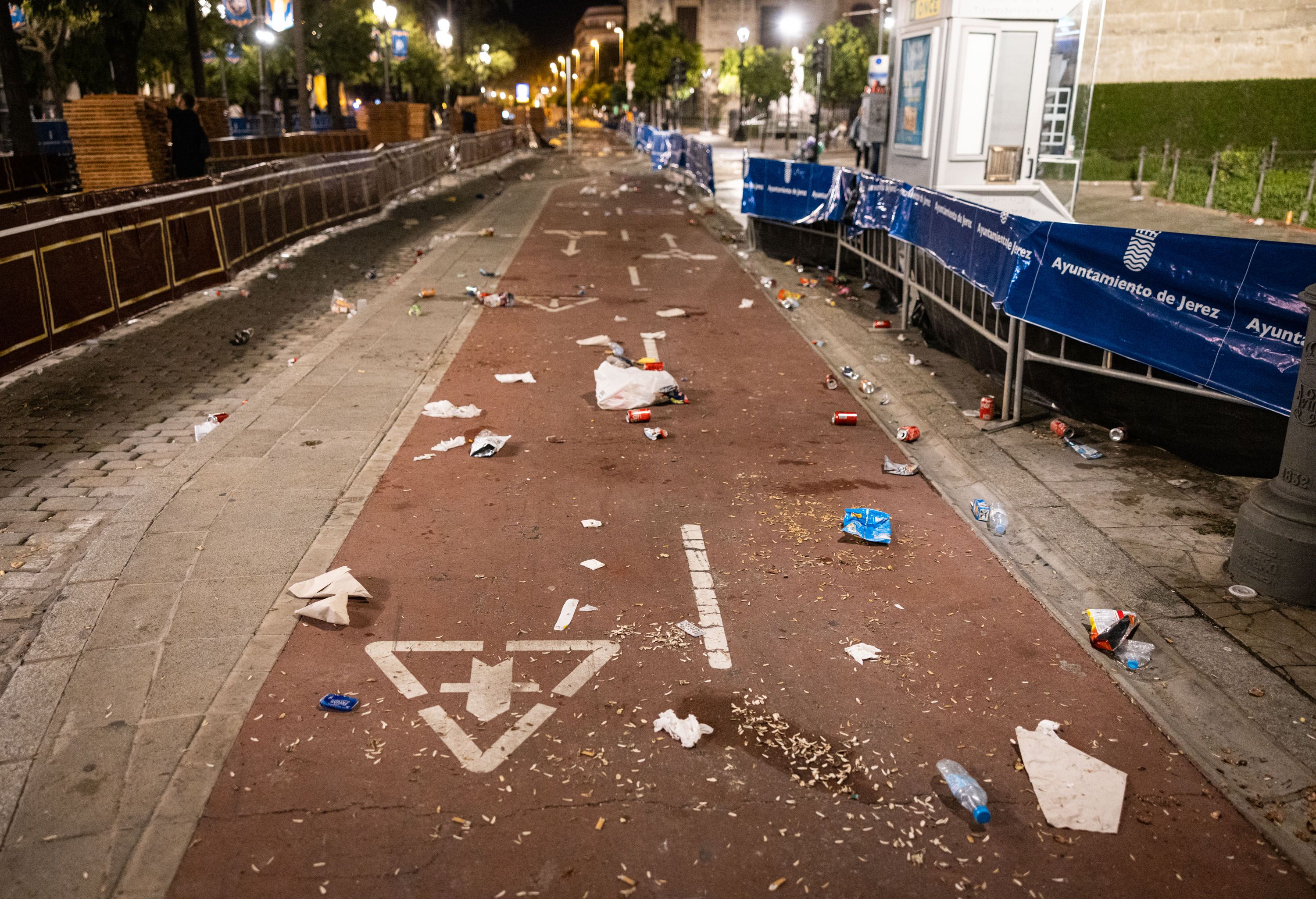 Resto de basura tras la celebración de la Magna del pasado sábado en las calles del centro de Jerez.