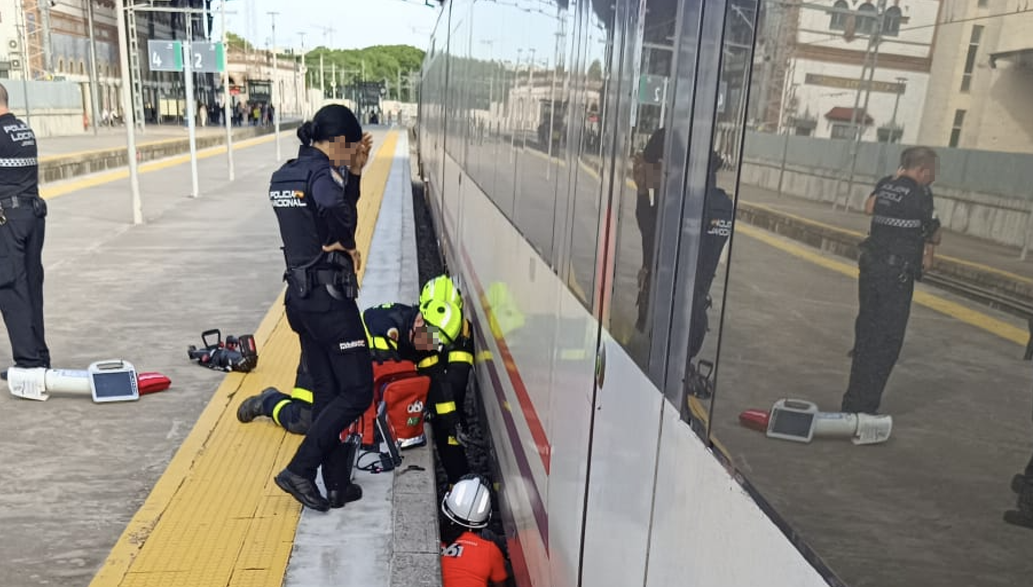 El operativo para rescatar a la mujer en la estación de tren de Jerez.