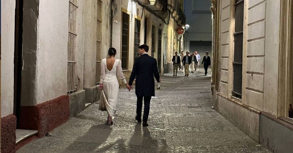 La imagen de la pareja de recién casados paseando por el centro de Jerez el sábado de la Magna Mariana.