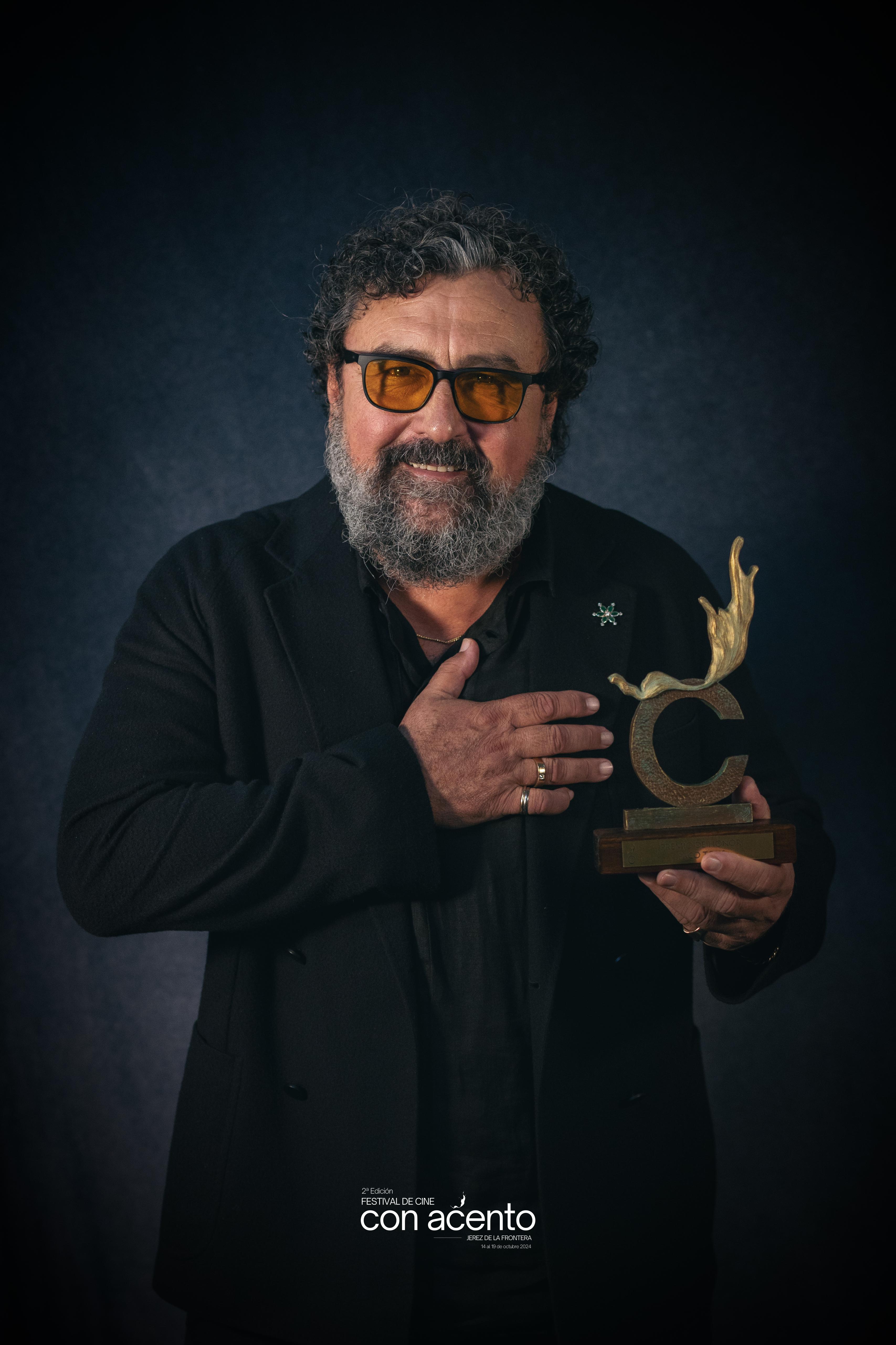 Paco Tous con su Premio de Honor del festival 'Con Acento'.