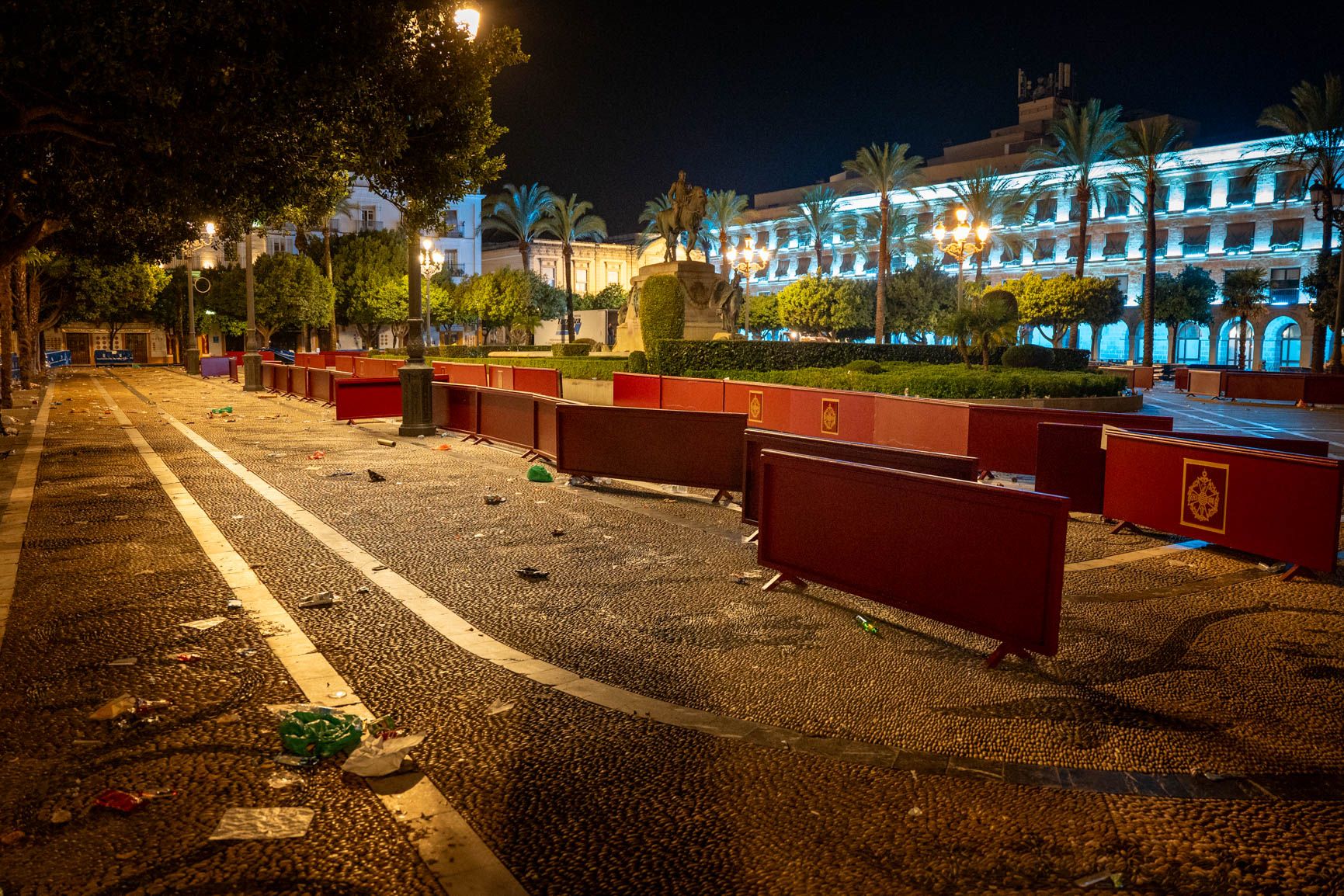 La plaza del Arenal, vacía y cabe suponer que silenciosa, horas después del paso de la Magna.