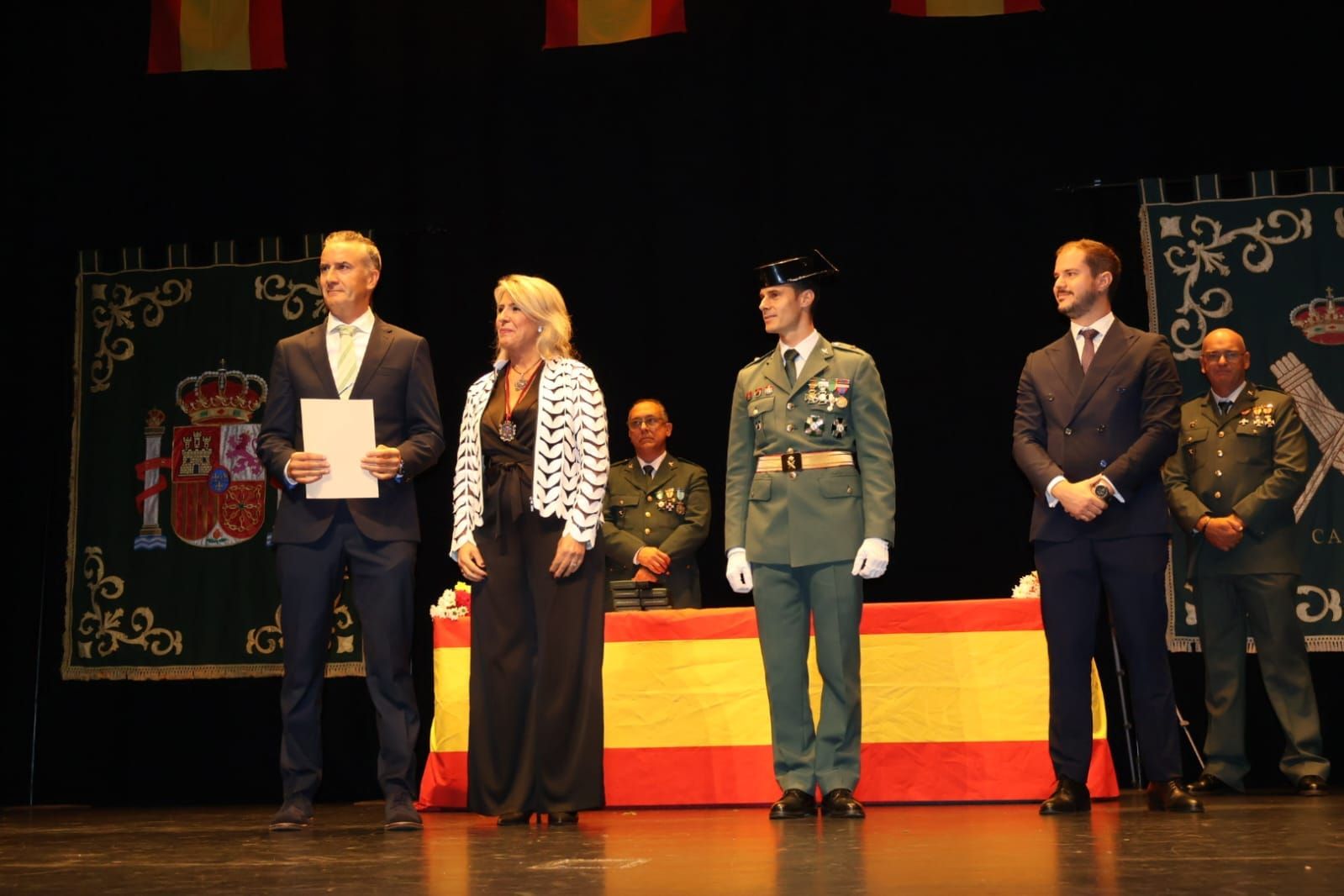 La Guardia Civil de Chiclana reconoce a José Luis Bonmatty, inspector del Servicio de Consumo de la Delegación Territorial de Salud y Consumo de la Junta en la provincia de Cádiz.