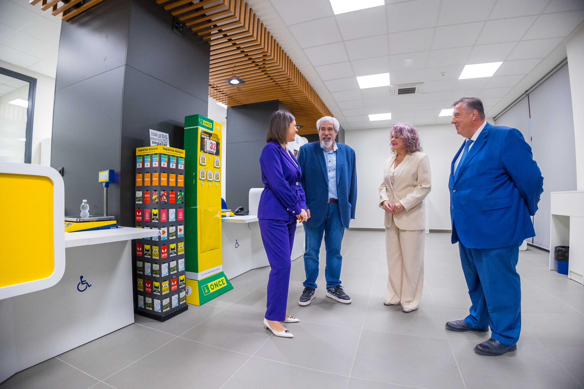 Así es la nueva oficina de Correos que estrena San Fernando en la avenida Almirante León Herrero.