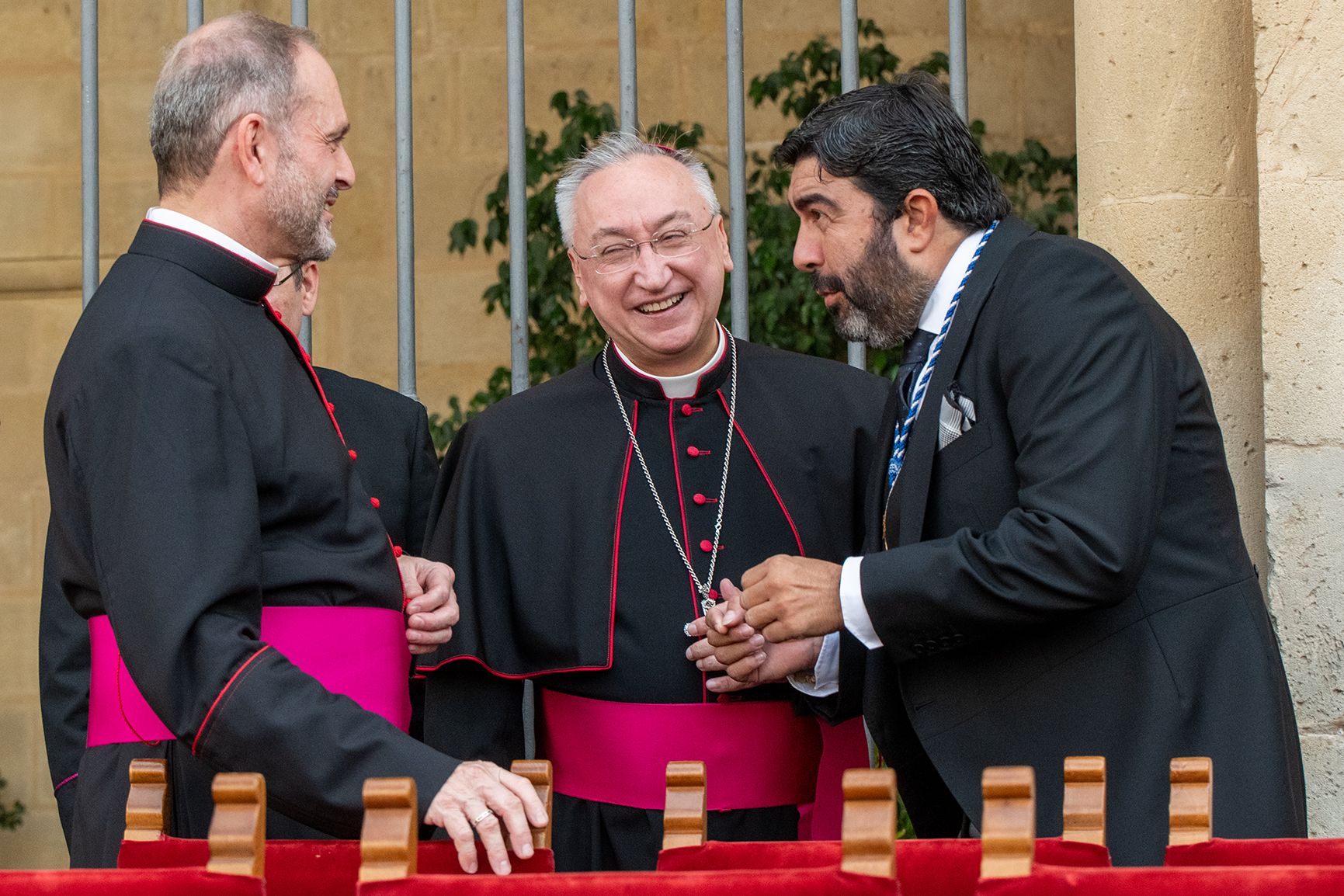 El obispo y el presidente de la Unión de Hermandades conversando durante la pasada Magna Mariana. 