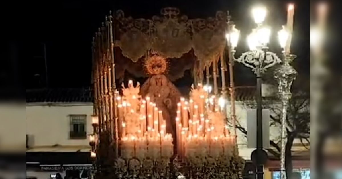 La Virgen del Desamparo, camino de su recogida en Santiago.