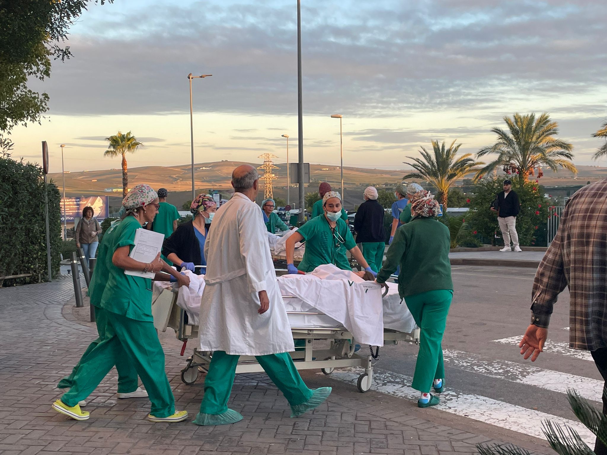 Simulacro de incendio, un equipo de quirófano trasladando a un paciente.