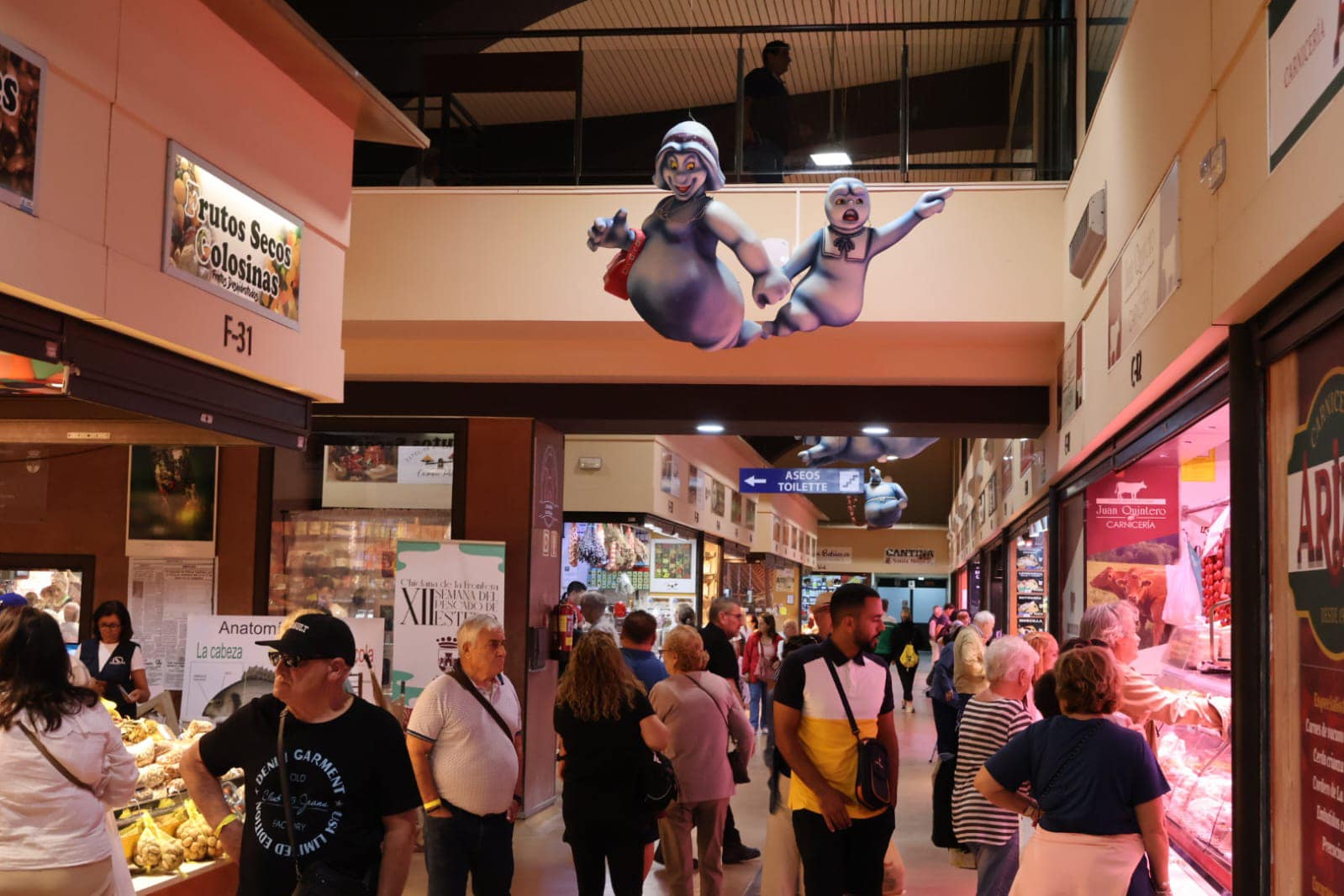 El mercado de abastos de Chiclana se llena de fantasmas por Halloween.