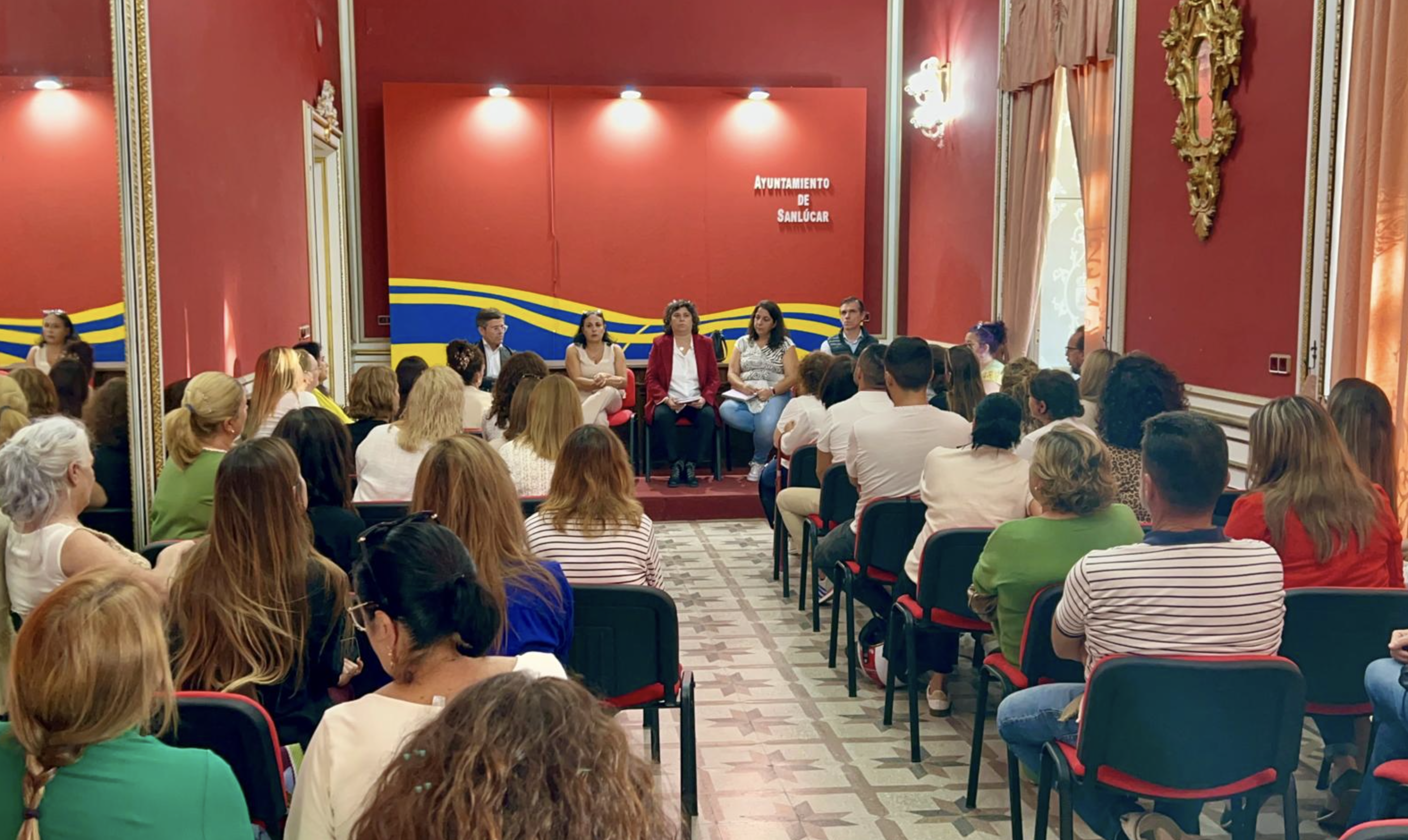 Asamblea con los trabajadores de la empresa municipal Emuremasa, gestora de la residencia de ancianos de Sanlúcar.