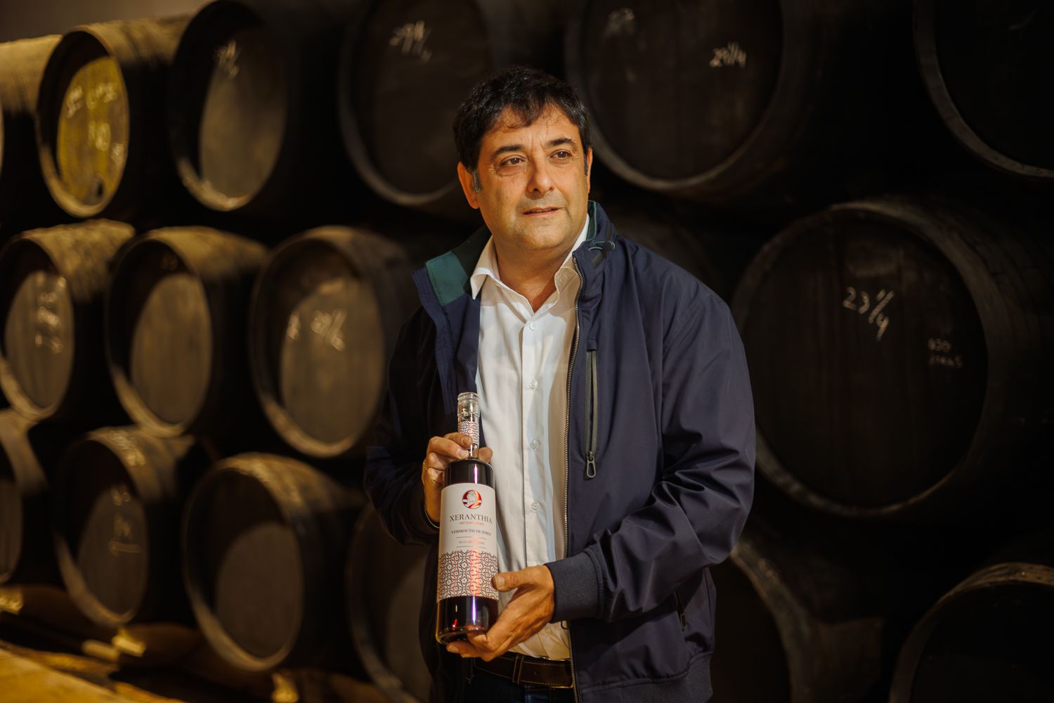 Antonio Bustillo posa con una botella del vermut Xeranthia en su bodega.