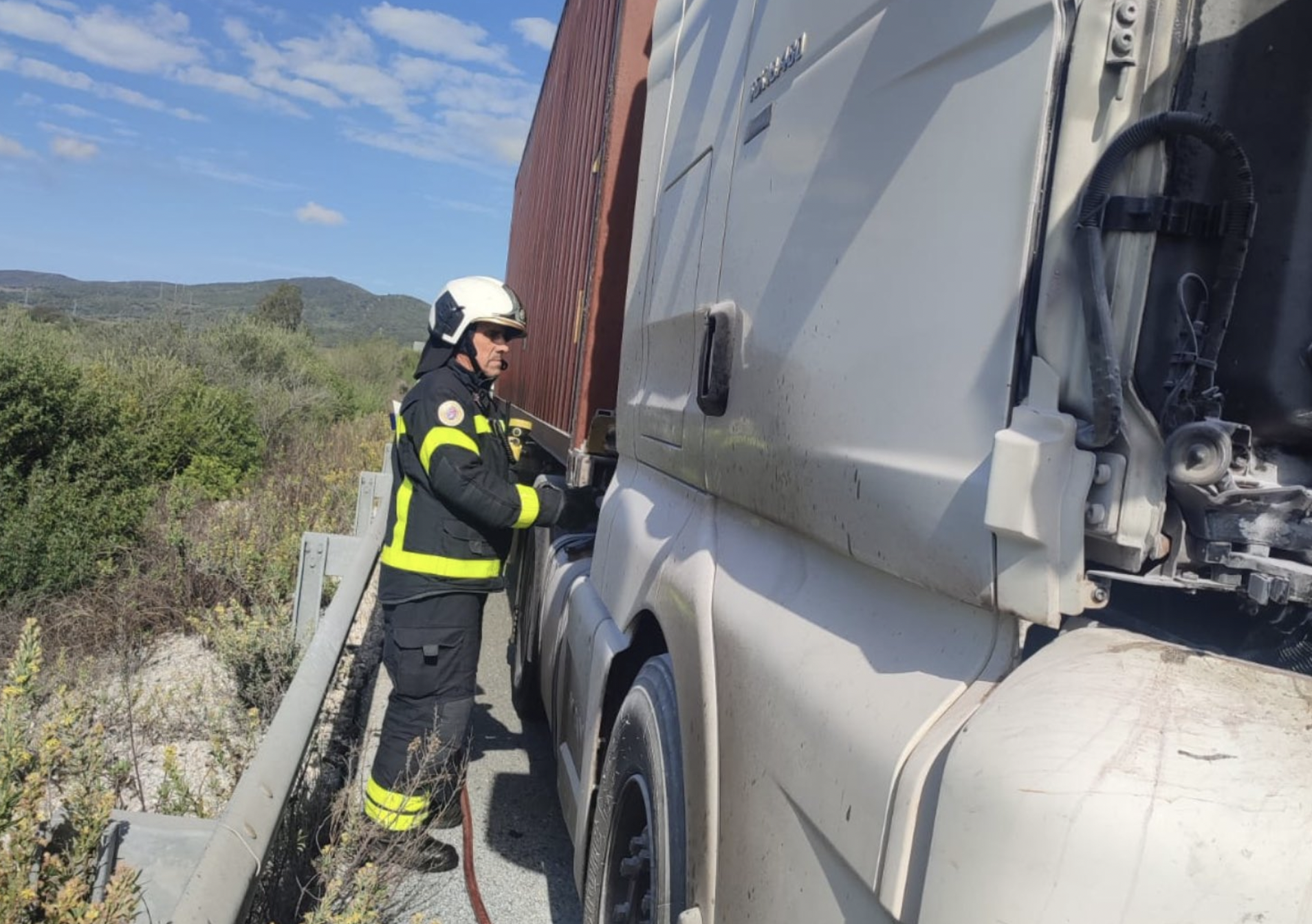 Bomberos del Consorcio provincial intervienen en el incendio de un camión en Los Barrios.