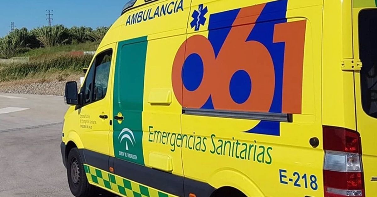 Una ambulancia del 061. Los servicios sanitarios no pudieron hacer nada por salvar la vida del trabajador accidentado.