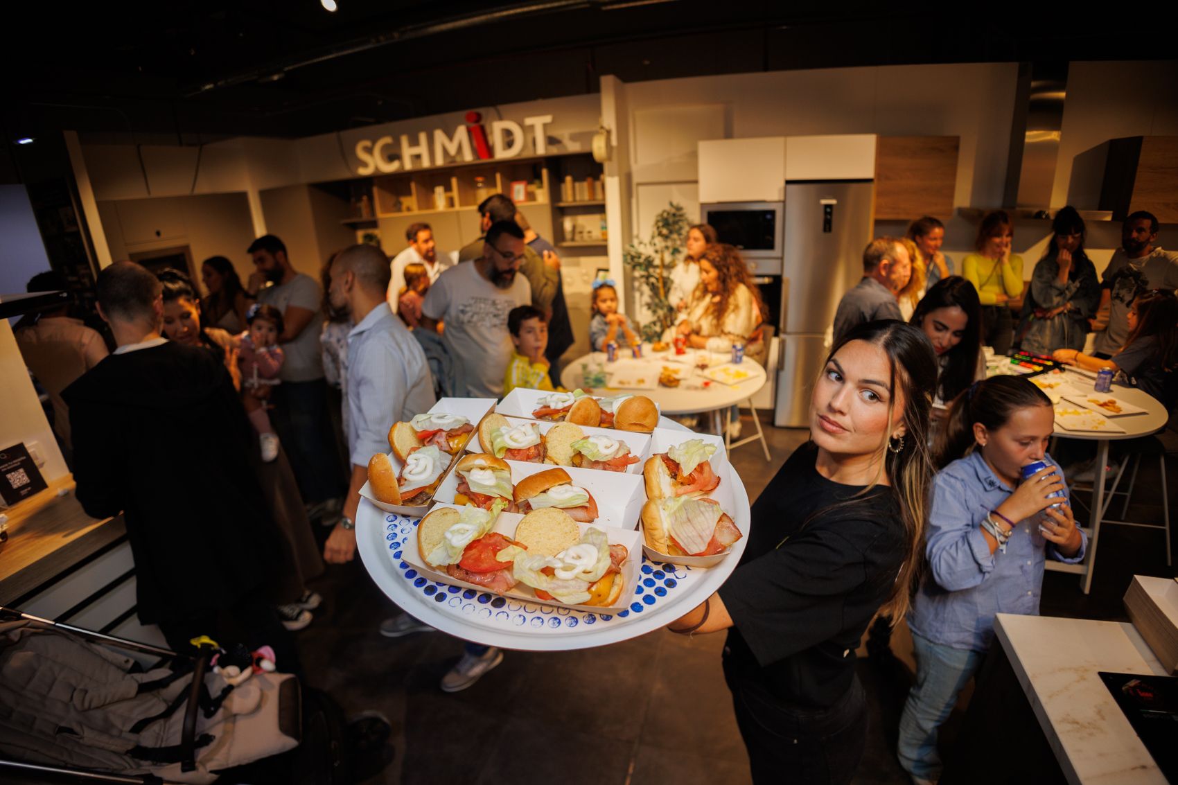 Mini hamburguesas smash creadas por 'Why not', en el aniversario de Cocinas Schmidt.