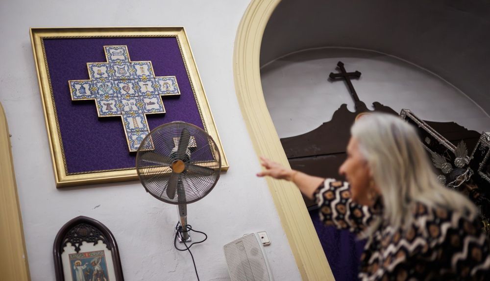 La jerezana señala los 14 azulejos que estaban destrozados.