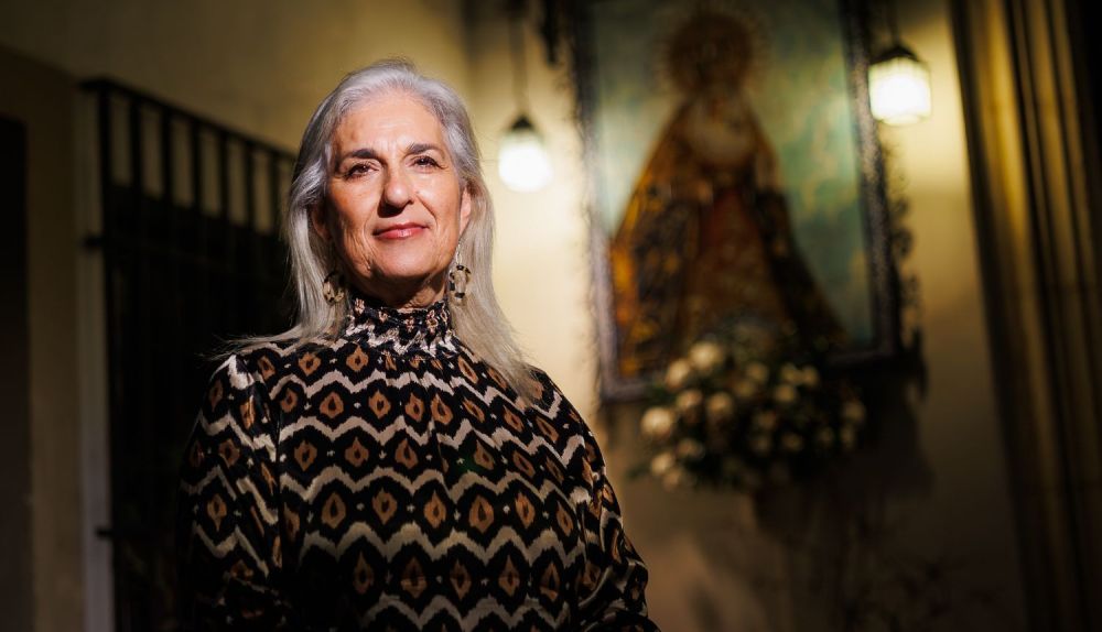 Mercedes Narbona, ceramista y abaniquera de Jerez, junto a la obra restaurada en la capilla de San Juan Letrán en Jerez.