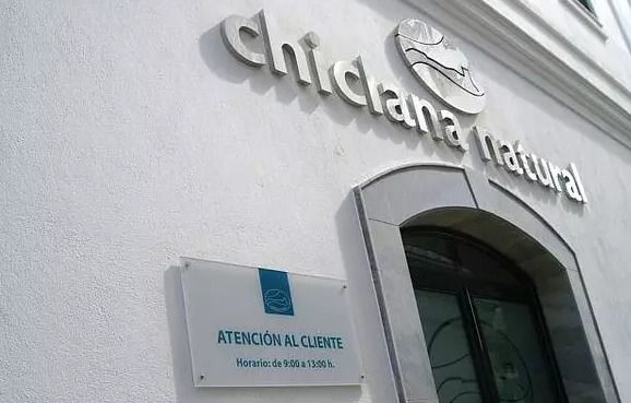 Fachada de la oficina de Chiclana Natural, a quien están suplantando para una estafa.