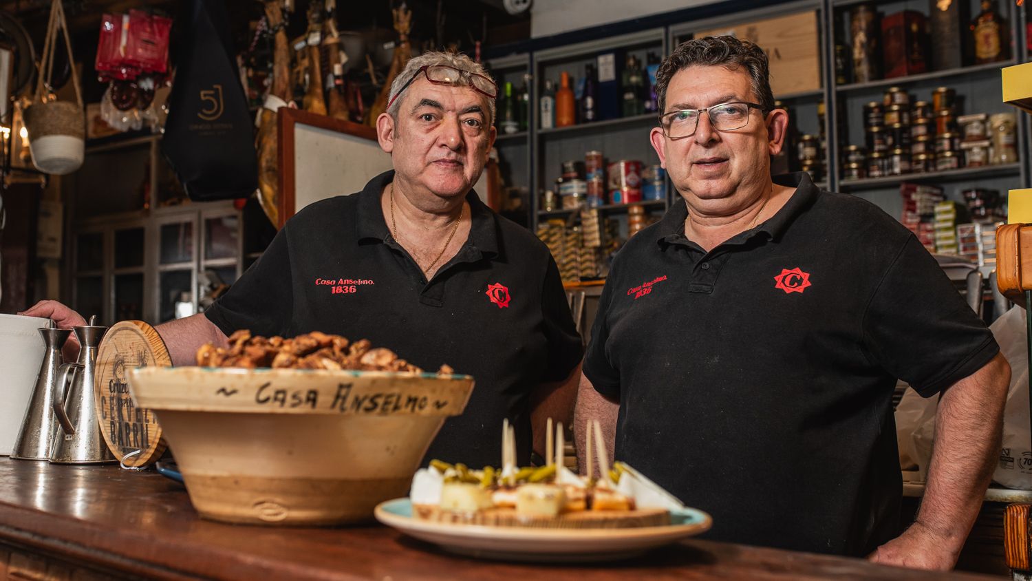 Los hermanos Juan José y Kisko, la quinta generación de Casa Anselmo, mantienen con orgullo una tradición gastronómica de 188 años.