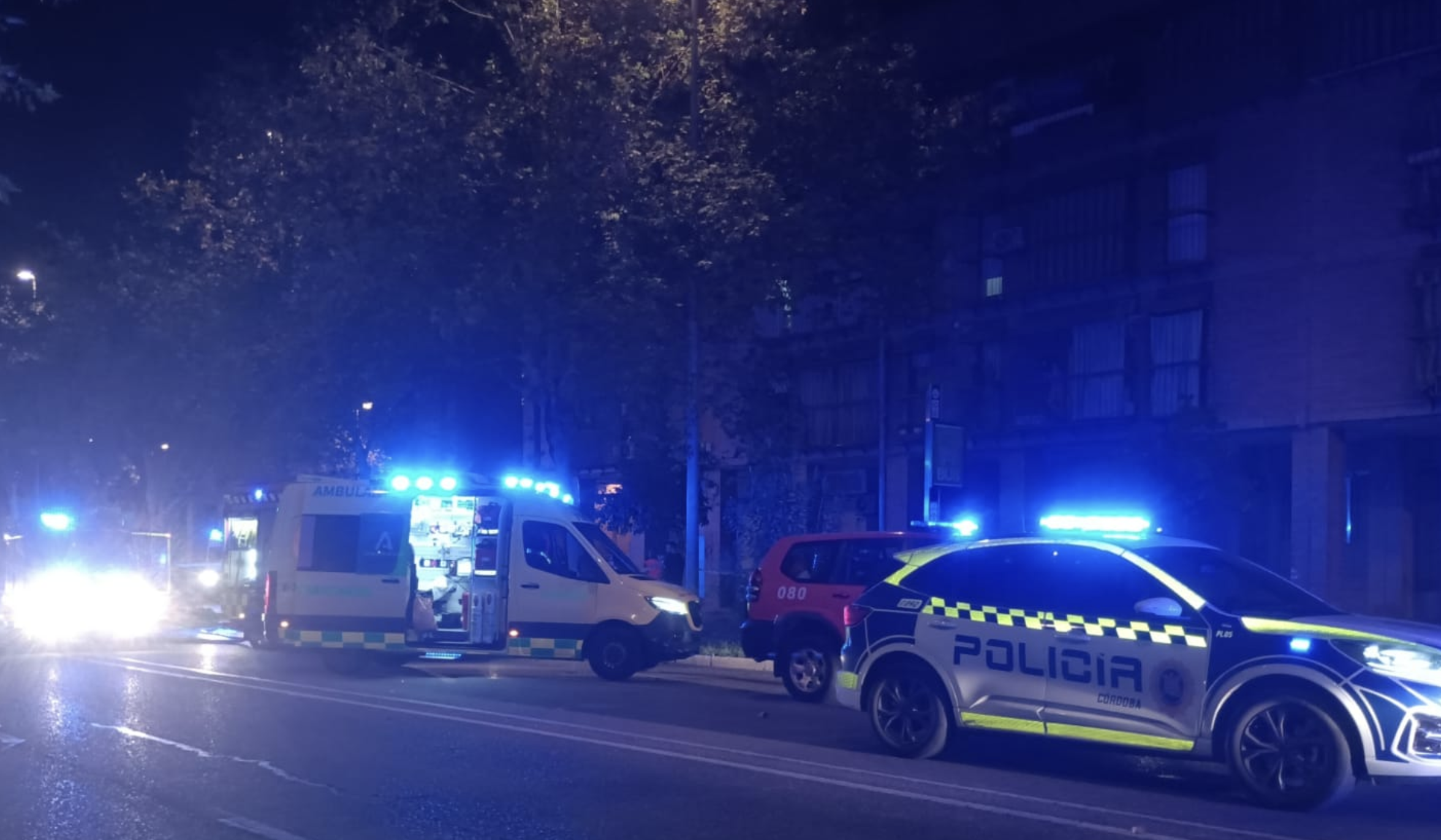 Policía y sanitarios, en el lugar donde se ha originado el incendio en Córdoba.