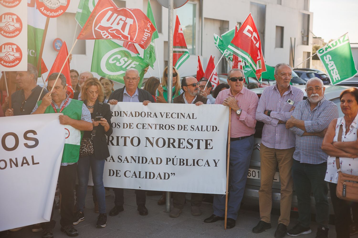 Asociaciones vecinales presentes en la protesta en el centro salud de La Milagrosa.