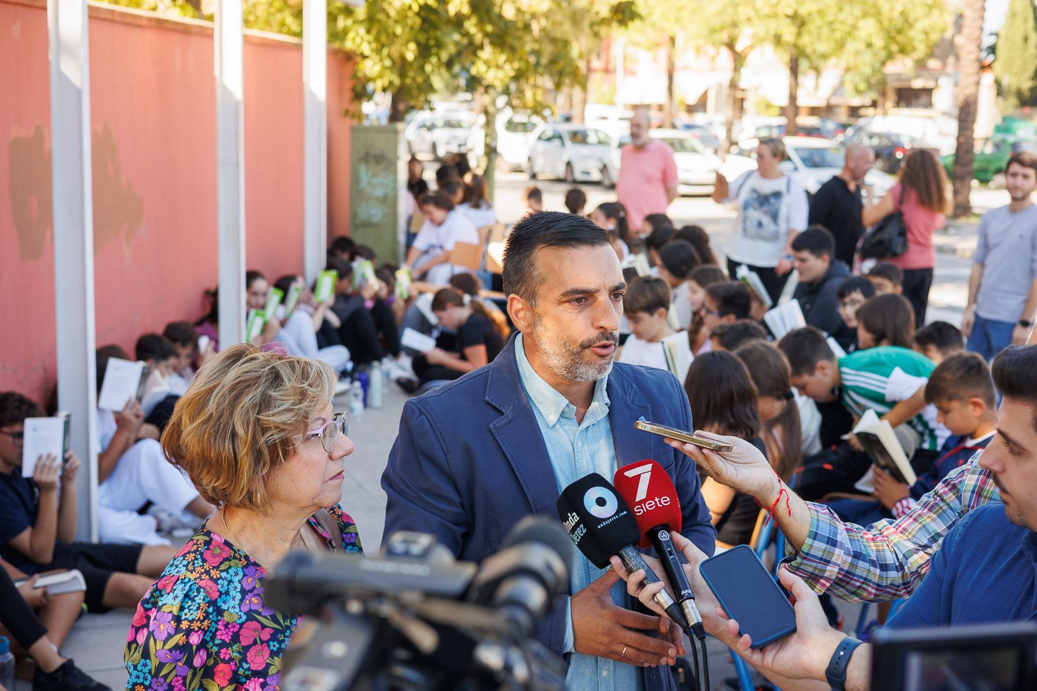 José Antonio Díaz y Carmen Collado, acompañando al alumnado del IES Lola Flores durante una de las protestas. 