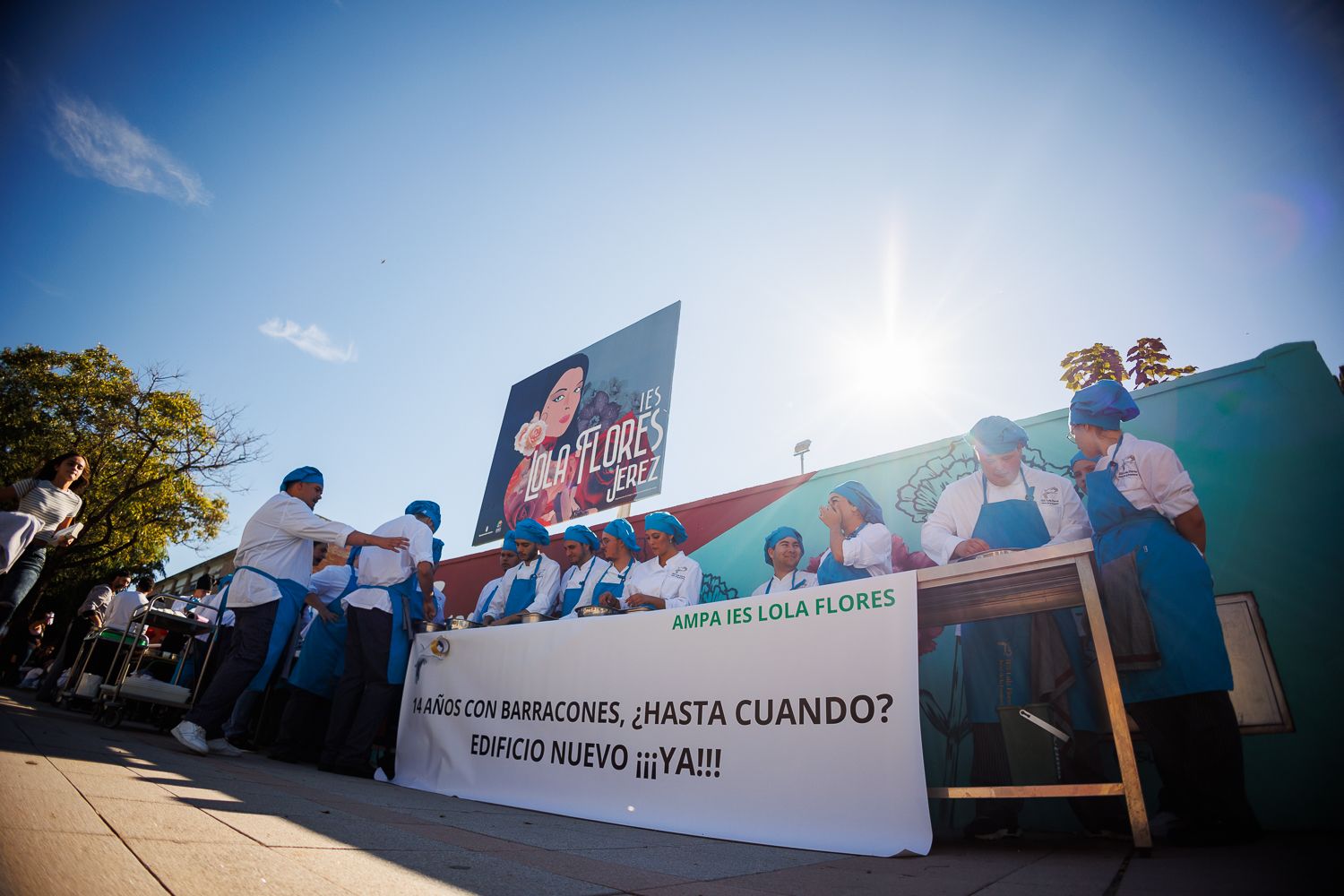 Protestas del alumnado en el exterior del IES Lola Flores. 